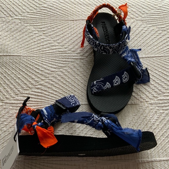 NWT• ARIZONA LOVE “Trekky Bandana” Print Sandals Size 37 - Picture 4 of 4